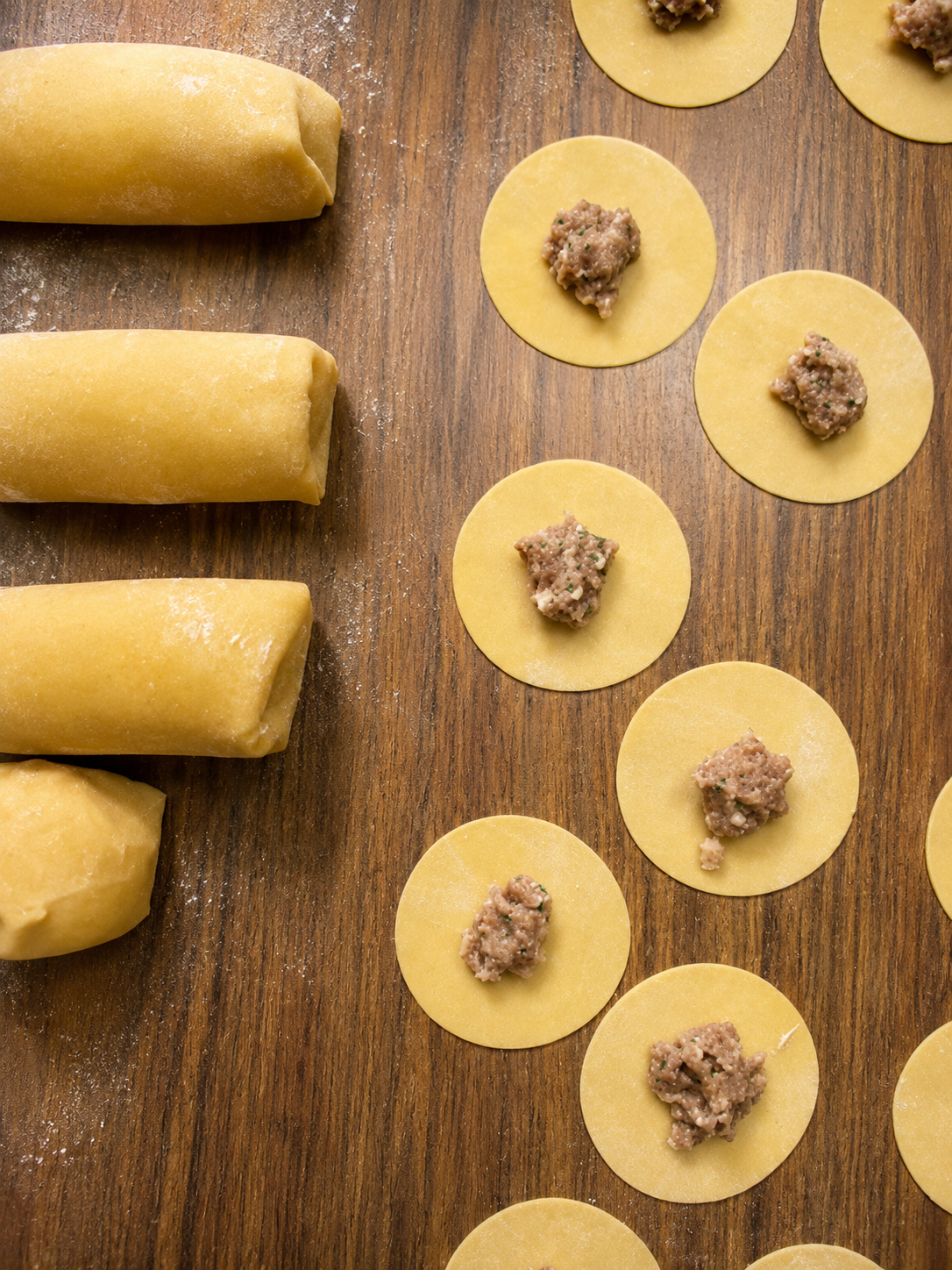 Pasta, circles, filling, repetition